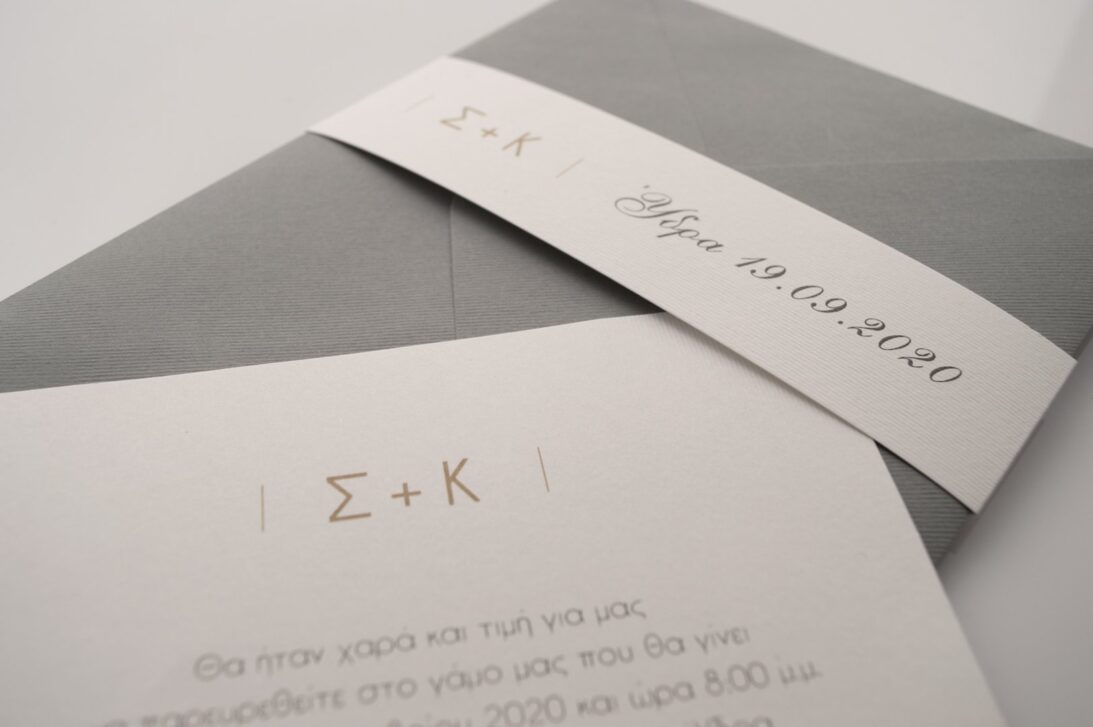 Προσκλητήριο Γάμου: Λεπτομέρεια Φάκελος γραμμωτός γκρι σκούρο και Φάσα γραμμωτή υπόλευκη και Κάρτα γραμμωτή υπόλευκη με εκτύπωση μελάνι σε χρώμα γκρι και χρυσό_Κωδικός 6130