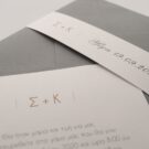 Προσκλητήριο Γάμου: Λεπτομέρεια Φάκελος γραμμωτός γκρι σκούρο και Φάσα γραμμωτή υπόλευκη και Κάρτα γραμμωτή υπόλευκη με εκτύπωση μελάνι σε χρώμα γκρι και χρυσό_Κωδικός 6130
