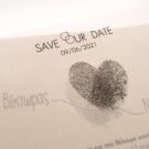 Προσκλητήριο Γάμου: Λεπτομέρεια Δίφυλλης Κάρτας με μεταλλικό δέσιμο σε Κάρτα γραμμωτό ζαχαρί και Κάρτα ριζόχαρτο με θέμα δακτυλικά αποτυπώματα σε σχήμα καρδιάς_Κωδικός 6131