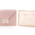 Προσκλητήριο Γάμος: Φάκελος διάστασης 16x22 εκατ. σε χαρτί μεταλλιζέ (περλέ) λείο ροζ χρυσό 135 γραμ., καρτάκι 4x6 εκατ. με εκτύπωση μονογράμματα και καρδιά και Κάρτα σε χαρτί μεταλλιζέ (περλέ) λείο υπόλευκο 250 γραμ. με εκτύπωση μελάνι γκρι και ροζ χρυσό και θέμα καρδιά και μάρμαρο ροζ χρυσό_Κωδικός 6134
