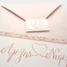 Προσκλητήριο Γάμος: Φάκελος μεταλλιζέ ροζ χρυσό και εκτύπωση σε καρτάκι και Κάρτα μελάνι γκρι και ροζ χρυσό και θέμα καρδιά και μάρμαρο_Κωδικός 6134
