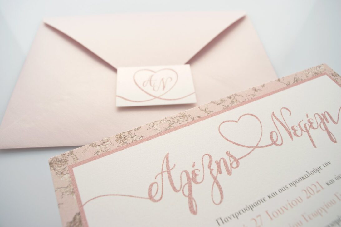 Προσκλητήριο Γάμος: Φάκελος μεταλλιζέ ροζ χρυσό και εκτύπωση σε καρτάκι και Κάρτα μελάνι γκρι και ροζ χρυσό και θέμα καρδιά και μάρμαρο_Κωδικός 6134