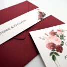 Προσκλητήριο Γάμου: Λεπτομέρεια Φάκελος μπιμπικωτό μπορντώ με Φάσα και Κάρτα μπιμπικωτό λευκό με θέμα γεωμετρικά πλαίσια και λουλούδια_Κωδικός 6135