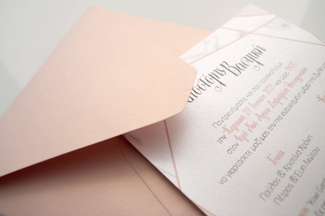 Προσκλητήριο Γάμος: Λεπτομέρεια Φάκελος μεταλλιζέ ροζ χρυσό και Κάρτα σε χαρτί μεταλλιζέ λευκή με θέμα μάρμαρο και γεωμετρικά σχέδια_Κωδικός 6136