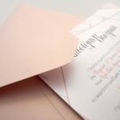 Προσκλητήριο Γάμος: Λεπτομέρεια Φάκελος μεταλλιζέ ροζ χρυσό και Κάρτα σε χαρτί μεταλλιζέ λευκή με θέμα μάρμαρο και γεωμετρικά σχέδια_Κωδικός 6136