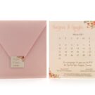Προσκλητήριο Γάμος: Φάκελος διάστασης 16,8x16,8 εκατ. σε χαρτί μεταλλιζέ (περλέ) λείο ροζ χρυσό 135 γραμ., καρτάκι 4x4,5 εκατ. με εκτύπωση ονόματα και λουλούδια και Κάρτα σε χαρτί μεταλλιζέ (περλέ) λείο υπόλευκο 250 γραμ. με εκτύπωση μελάνι και θέμα ημερολόγιο και λουλούδια_Κωδικός 6137