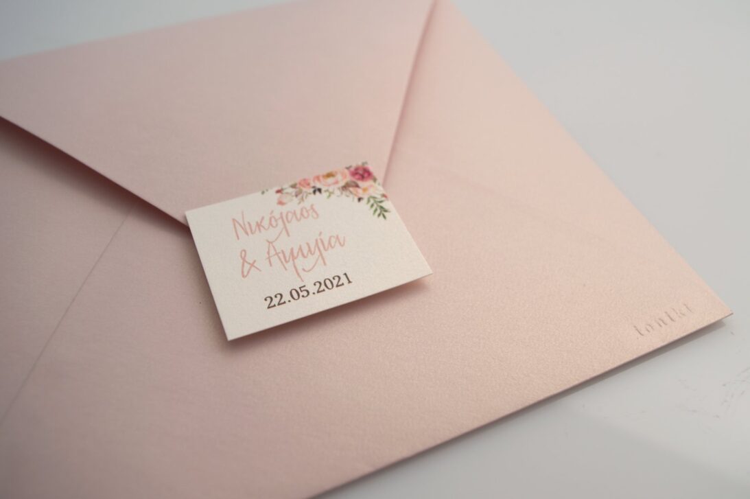 Προσκλητήριο Γάμος: Λεπτομέρεια Φάκελος μεταλλιζέ λείο ροζ χρυσό και καρτάκι με εκτύπωση ονόματα και λουλούδια_Κωδικός 6137