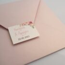 Προσκλητήριο Γάμος: Λεπτομέρεια Φάκελος μεταλλιζέ λείο ροζ χρυσό και καρτάκι με εκτύπωση ονόματα και λουλούδια_Κωδικός 6137