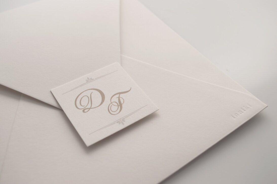 Προσκλητήριο Γάμου: Λεπτομέρεια εκτύπωσης μονογραμμάτων σε χρώματα γκρι και πούρου_Κωδικός 6140