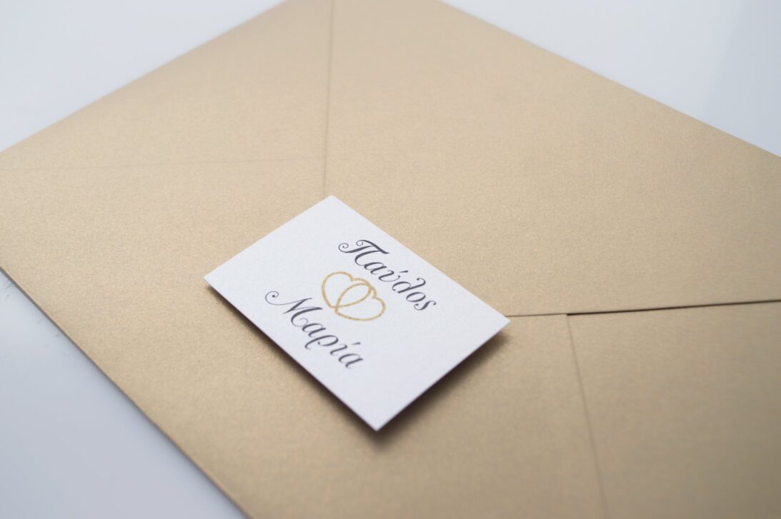 Προσκλητήριο Γάμος: Λεπτομέρεια Φάκελος χρυσό και εκτύπωση καρτάκι μελάνι γκρι, χρυσό και θέμα μάρμαρο και καρδιά_Κωδικός 6141