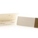 Προσκλητήριο Γάμου: Δίπτυχο διάστασης 7,5x23 σε χαρτί γκοφρέ (ανάγλυφο) γραμμωτό ιβουάρ 250 γραμ. και Φάσα σε χαρτί δερματίνη (σχέδιο τρίχα) χρυσό 380 γραμ._Κωδικός 5802-(Β)