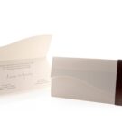 Προσκλητήριο Γάμου: Τρίπτυχο διάστασης 10,5x22,5 εκατ. σε χαρτί λείο με περλέ γραμμές 250 γραμ. με εκτύπωση μελάνι γκρι και λαδί και Φάσα σε χαρτί λείο μεταλλιζέ (περλέ) καφέ_Κωδικός 5824