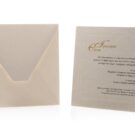 Προσκλητήριο Γάμου: Φάκελος διάστασης 16,8x16,8 εκατ. σε χαρτί λείο μεταλλιζέ (περλέ) υπόλευκο 120 γραμ. και Κάρτα με γκοφρέ πλαίσιο σε χαρτί λείο μεταλλιζέ (περλέ) υπόλευκο 250 γραμ. με εκτύπωση κειμένου σε γκρι μελάνι και ονόματα σε χρυσό μελάνι_Κωδικός 5829