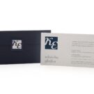 Προσκλητήριο Γάμου: Φάκελος διάστασης 11x23 εκατ. σε χαρτί γκοφρέ (ανάγλυφο) μπιμπικωτό σκούρο μπλε 160 γραμ., καρτάκι 4x4 εκατ. με μονογράμματα και Κάρτα σε χαρτί γκοφρέ γραμμωτό (ανάγλυφο με οριζόντιες και κάθετες γραμμές) λευκό 250 γραμ. με εκτύπωση μελάνι σε χρώμα γκρι και σκούρο μπλε_Κωδικός 5833