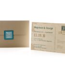 Προσκλητήριο Γάμου: Φάκελος διάστασης 12,7x18,8 εκατ. σε χαρτί κραφτ (καφέ άμμου) 160 γραμ., καρτάκι 4x4 εκατ. με θέμα γραμματόσημο και Κάρτα σε χαρτί λείο ματ κρεμ 250 γραμ. με εκτύπωση μελάνι και θέμα card postal_Κωδικός 5840