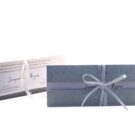 Προσκλητήριο Γάμου: Τρίπτυχο διάστασης 8,5x23 εκατ. σε χαρτί δερματίνη (σχέδιο τρίχα) ασημί 380 γραμ. και Κάρτα σε χαρτί λείο μεταλλιζέ (περλέ) λευκό 250 γραμ. με εκτύπωση μελάνι γκρι και Κορδέλα σατέν μίας όψης λευκή 6 χιλιοστών_Κωδικός 5842
