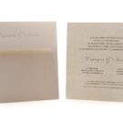 Προσκλητήριο Γάμου: Φάκελος διάστασης 22x22 σε χαρτί λείο μεταλλιζέ (περλέ) υπόλευκο 250 γραμ. με εκτύπωση ονομάτων ασημοτυπία ματ και Κάρτα με γκοφρέ πλαίσιο σε χαρτί λείο μεταλλιζέ υπόλευκο 250 γραμ. με εκτύπωση κειμένου σε μελάνι γκρι_Κωδικός 5854