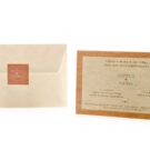Προσκλητήριο Γάμου: Φάκελος διάστασης 12x17,8 εκατ. σε χαρτί γκοφρέ (ανάγλυφο) μπιμπικωτό ζαχαρί 140 γραμ., καρτάκι 4x4 εκατ. με ονόματα ζευγαριού και Κάρτα σε χαρτί γκοφρέ (ανάγλυφο) ιβουάρ 250 γραμ. με εκτύπωση μελάνι σάπιο μήλο και θέμα καρδιά_Κωδικός 5867