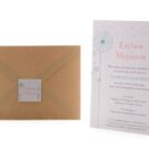 Προσκλητήριο Γάμου: Φάκελος διάστασης 13,3x18,3 εκατ. σε χαρτί Kraft ριγέ 120 γραμ., καρτάκι 4x4 εκατ. και Κάρτα σε χαρτί λείο ματ 250 γραμ. με εκτύπωση μελάνι και θέμα λουλούδι_Κωδικός 5886