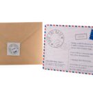 Προσκλητήριο Γάμου: Φάκελος διάστασης 13,3x18,3 εκατ. σε χαρτί Kraft ριγέ 120 γραμ., καρτάκι 4x4 εκατ. και Κάρτα σε χαρτί λείο ματ 250 γραμ. με εκτύπωση μελάνι και θέμα card postal_Κωδικός 5887