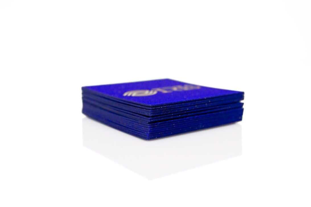 Επαγγελματική κάρτα (business card) σε μπλε χαρτί 500γραμ. με εκτύπωση δύο όψεων χρυσοτυπία