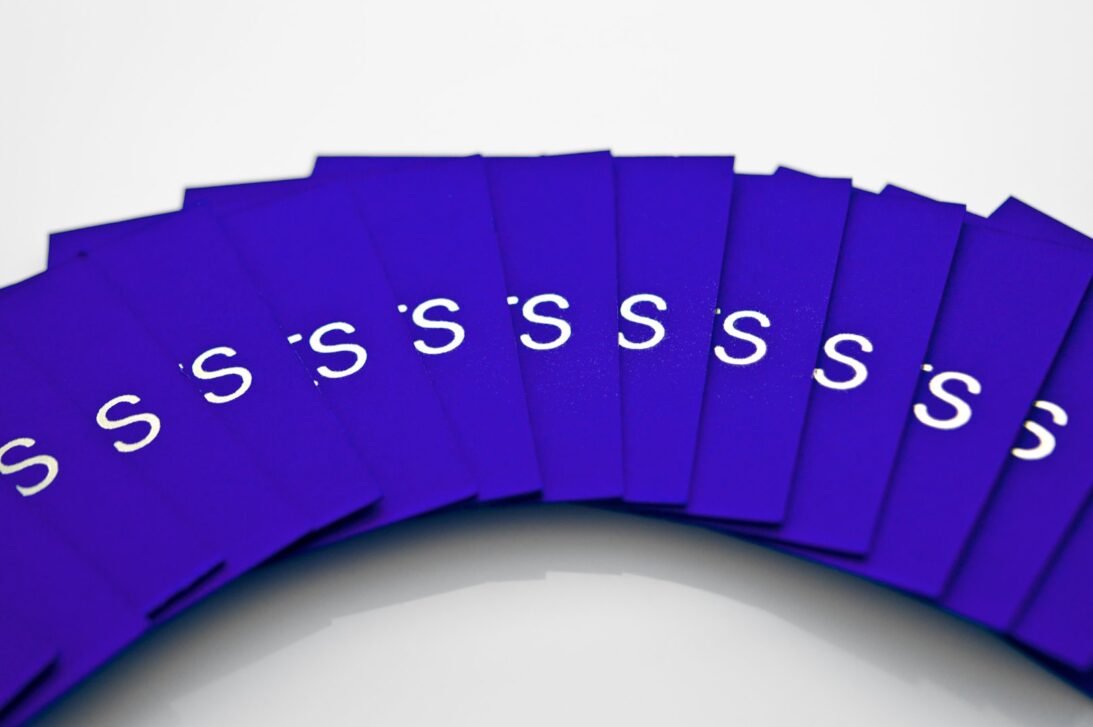 Επαγγελματική κάρτα (business card) σε μπλε χαρτί 500γραμ. με εκτύπωση δύο όψεων χρυσοτυπία_α' όψη