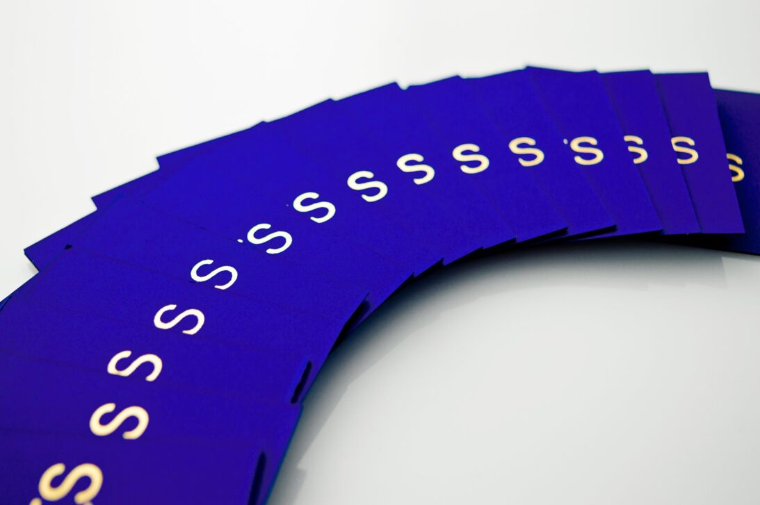 Λεπτομέρεια Επαγγελματικής κάρτας (business card) σε μπλε χαρτί 500γραμ. με εκτύπωση δύο όψεων χρυσοτυπία_α' όψη