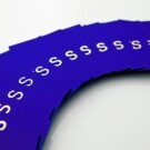 Λεπτομέρεια Επαγγελματικής κάρτας (business card) σε μπλε χαρτί 500γραμ. με εκτύπωση δύο όψεων χρυσοτυπία_α' όψη