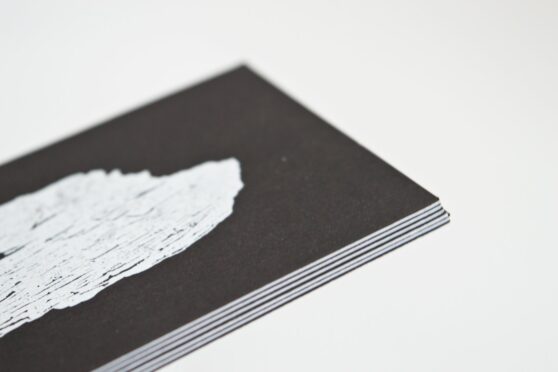 Επαγγελματική κάρτα (business card) λαμιναριστή 600γραμ. με λευκοτυπία (θερμοτυπία λευκή) σε μαύρο χαρτί (α΄ όψη) και μελάνι μαύρο σε λευκό χαρτί (β' όψη)_detail
