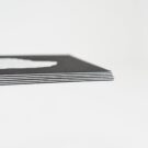 Λεπτομέρεια λαμιναρίσματος Επαγγελματικής κάρτας (business card) 600γραμ. με λευκοτυπία (θερμοτυπία λευκή) σε μαύρο χαρτί (α΄ όψη) και μελάνι μαύρο σε λευκό χαρτί (β' όψη)