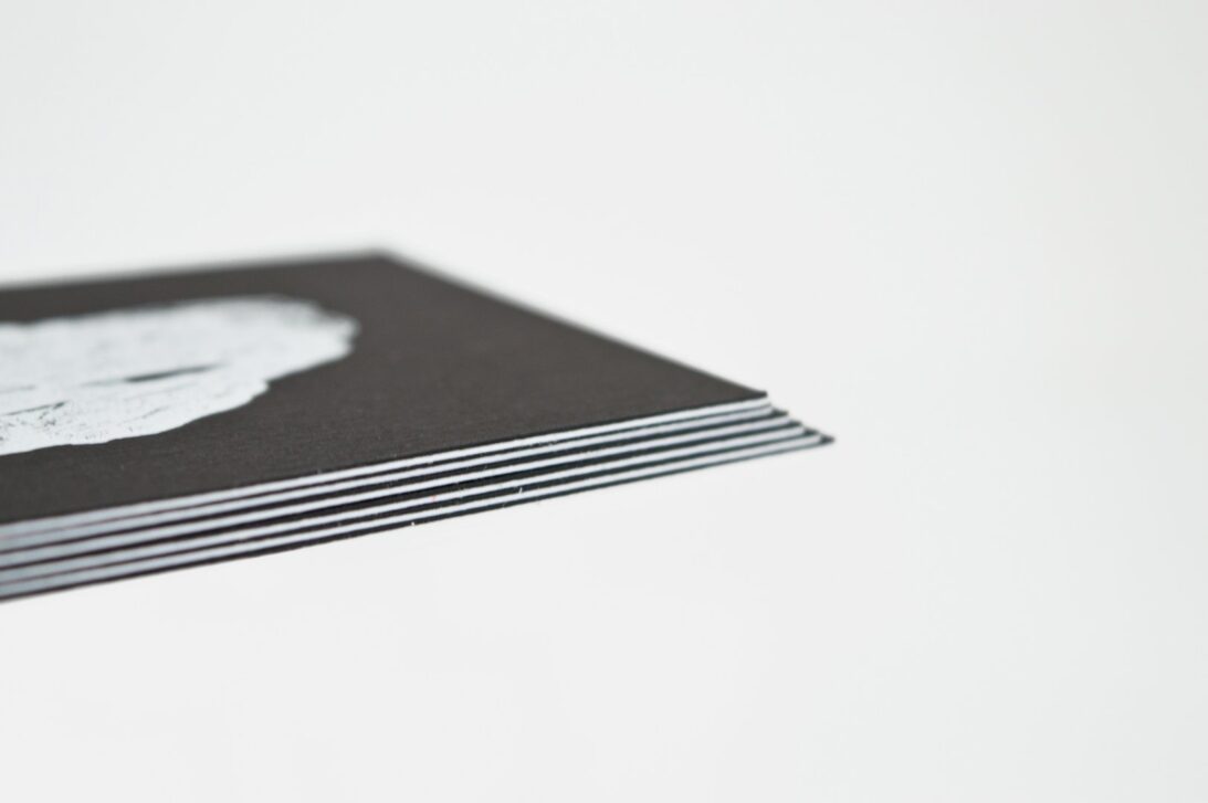 Λεπτομέρεια λαμιναρίσματος Επαγγελματικής κάρτας (business card) 600γραμ. με λευκοτυπία (θερμοτυπία λευκή) σε μαύρο χαρτί (α΄ όψη) και μελάνι μαύρο σε λευκό χαρτί (β' όψη)_detail