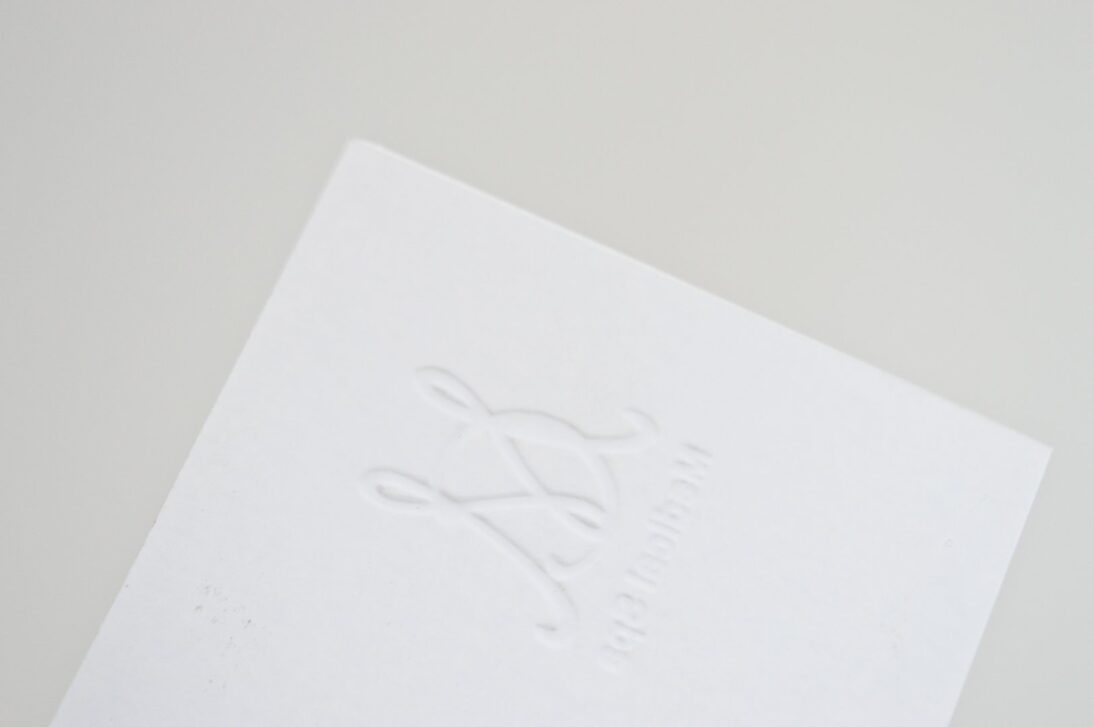 Λεπτομέρεια γκοφρέ εκτύπωσης στην πίσω πλευρά της επαγγελματικής κάρτας (business card) σε χαρτί γυαλιστερό λευκό