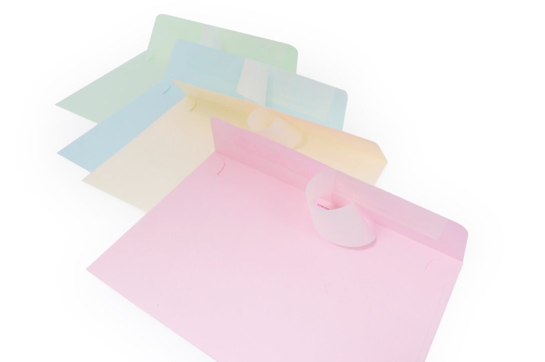 Λεπτομέρεια κλεισίματος αυτοκολλήτου του φακέλλου 12x18 σε γαλάζιο, φυστικό, σαμουά, ροζ με εκτύπωση μελάνι μαύρο