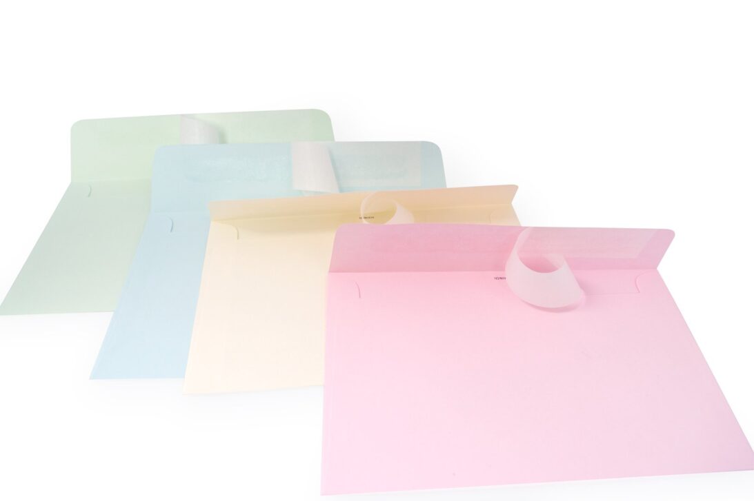 Λεπτομέρεια κλεισίματος αυτοκολλήτου του φακέλλου 12x18 σε γαλάζιο, φυστικό, σαμουά, ροζ με εκτύπωση μελάνι μαύρο