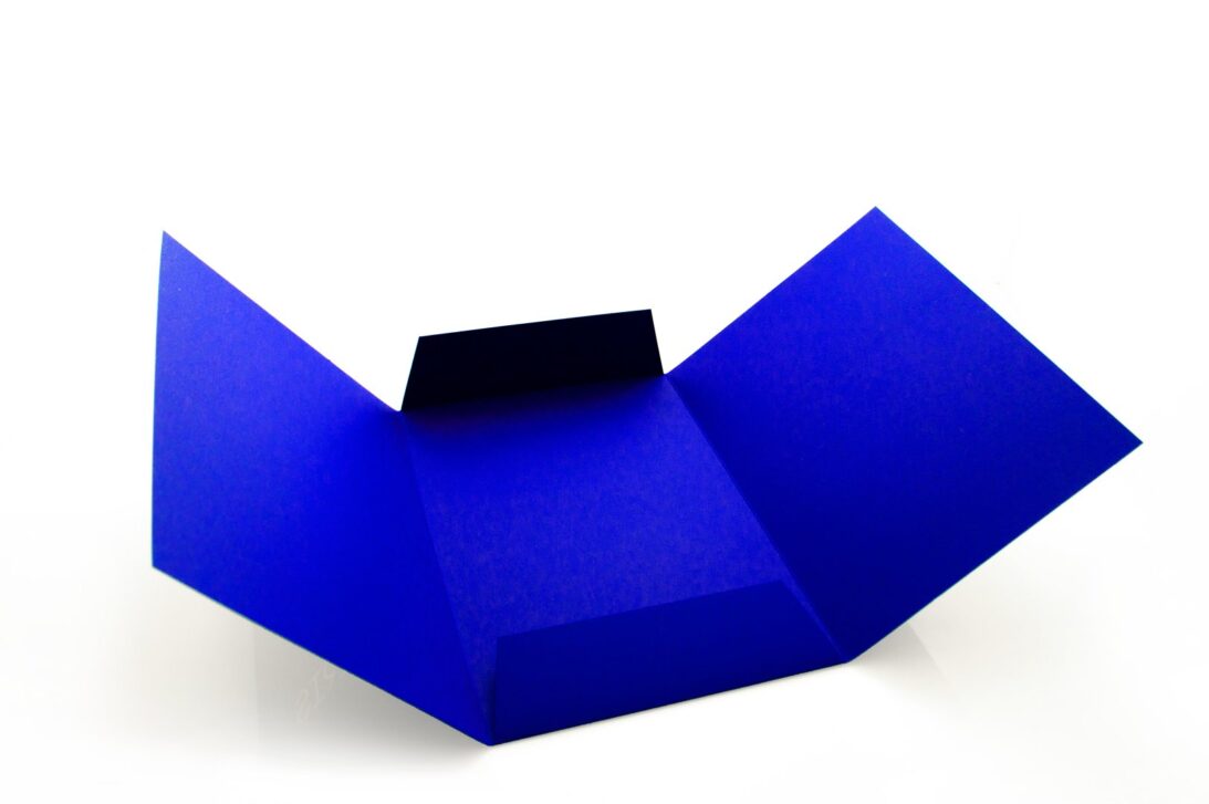 Folder A5 σε μπλε χαρτί με εκτύπωση χρυσοτυπία ανοικτό - εσωτερική πλευρά