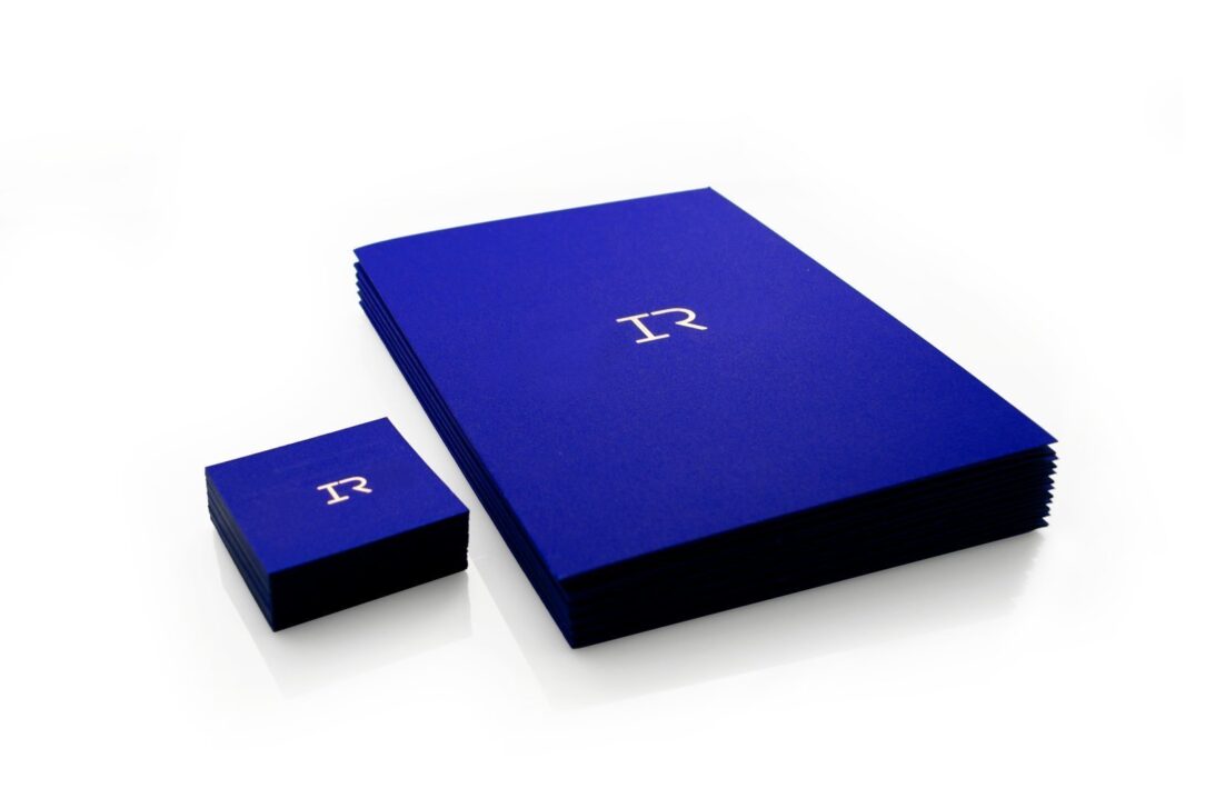 Folder A5 σε μπλε χαρτί με εκτύπωση λογοτύπου χρυσοτυπία