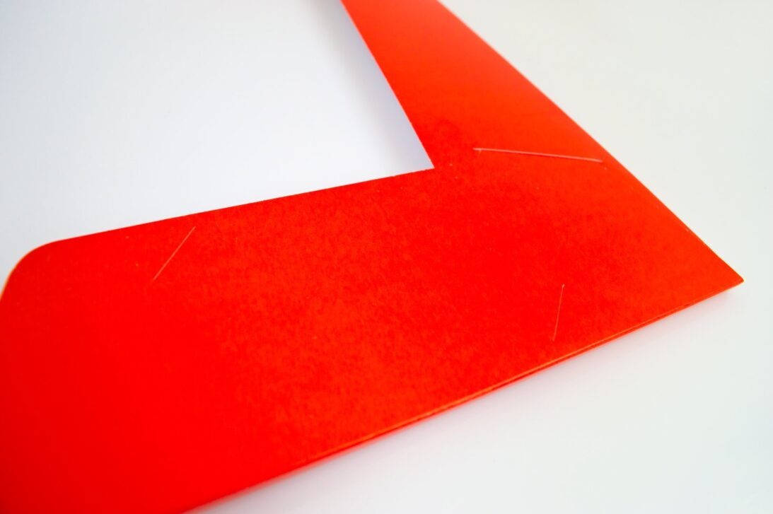 Λεπτομέρεια θήκης folder A4 με εκτύπωση κόκκινη_μονοχρωμία