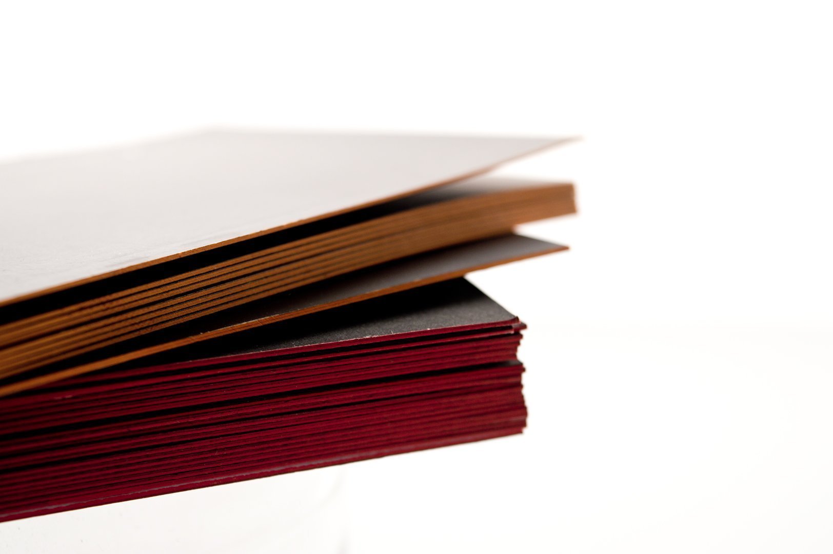 Σόκορο (edge-printing) πορτοκαλί και κόκκινο σε επαγγελματική κάρτα (business card) σε μαύρο χαρτί