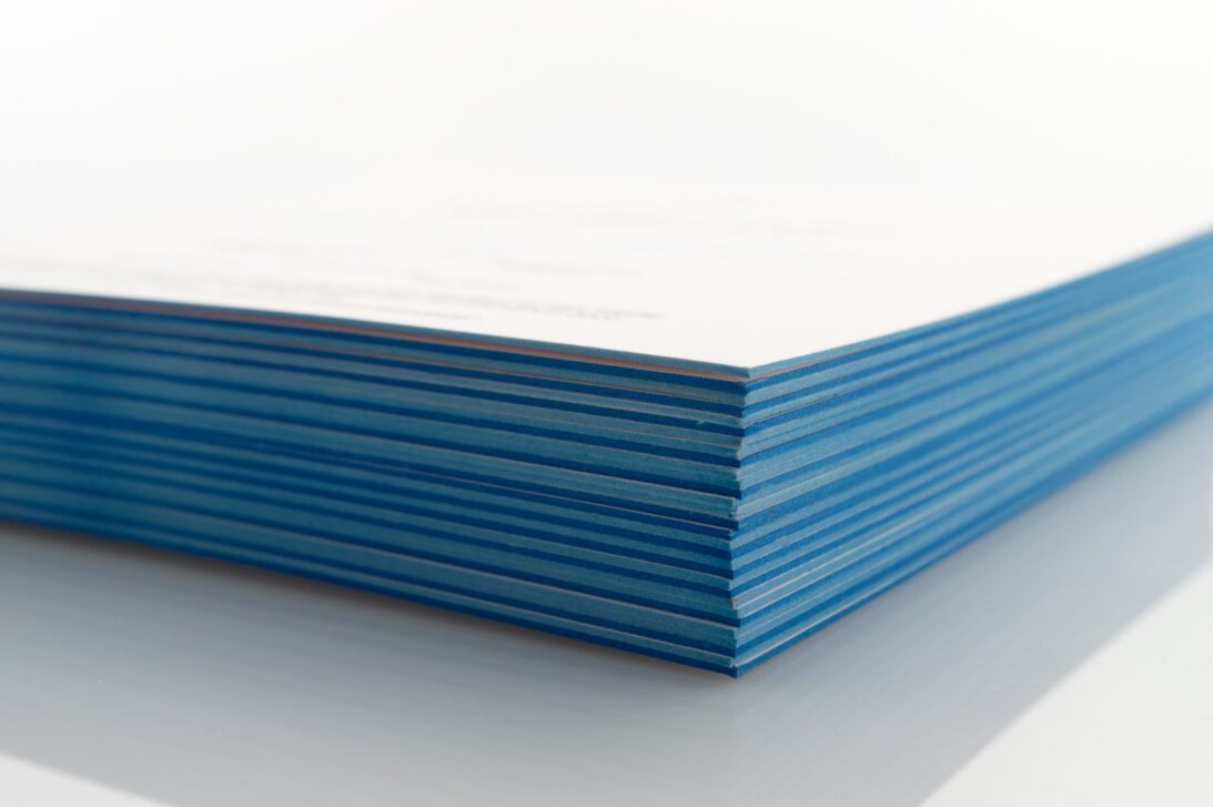Λεπτομέρεια Σόκορο (edge-printing) γαλάζιο σε κάρτα από βαμβακόχαρτο με βαθυτυπία (letterpress) και θερμοτυπία (foil) γκρι και γαλάζιο