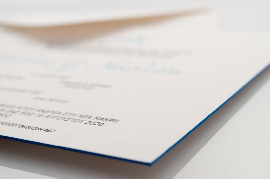Λεπτομέρεια Σόκορο (edge-printing) γαλάζιο σε κάρτα από βαμβακόχαρτο με βαθυτυπία (letterpress) και θερμοτυπία (foil) γκρι και γαλάζιο