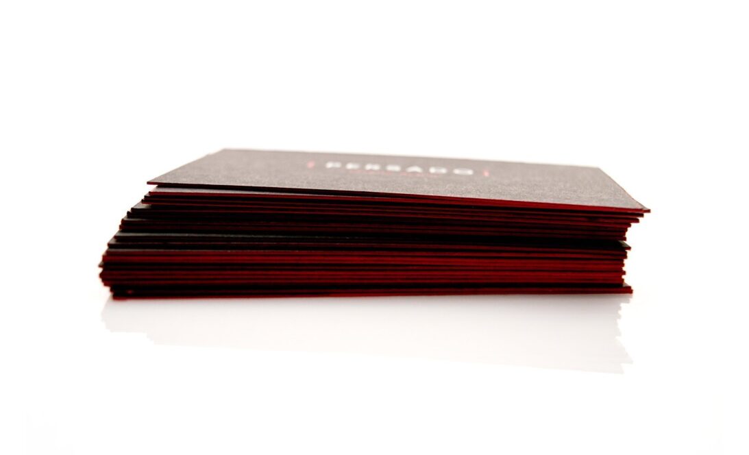 Σόκορο (edge-printing) κόκκινο σε επαγγελματική κάρτα (business card) σε μαύρο χαρτί και θερμοτυπία λευκή