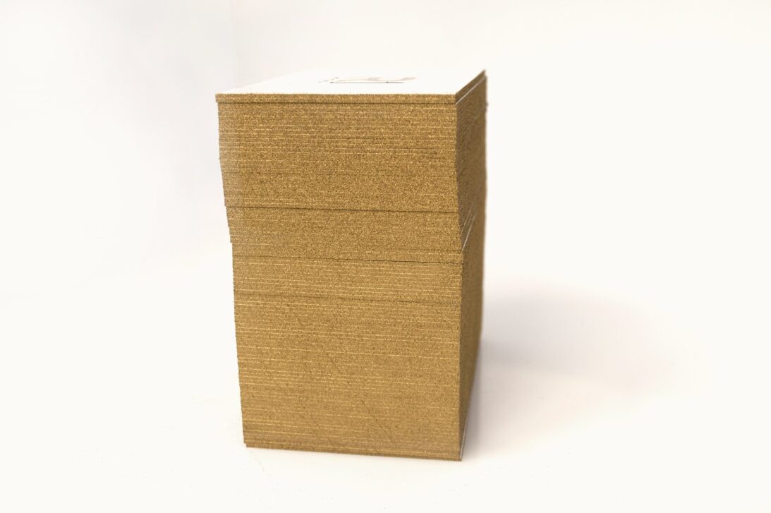 Επαγγελματική κάρτα (business card) σε χαρτί γυαλιστερό λευκό με χρυσοτυπία και γκοφρέ