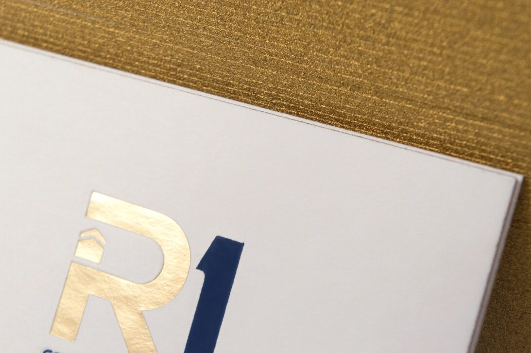 Επαγγελματική κάρτα (business card) σε βαμβακόχαρτο (cotton paper) ζαχαρί και βαυθτυπία (letterpress) χρυσοτυπία και θερμοτυπία ναυτικό μπλε και σόκορο (edge-printing) χρυσό