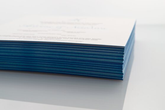 Σόκορο (edge-printing) γαλάζιο σε κάρτα από βαμβακόχαρτο με βαθυτυπία (letterpress) και θερμοτυπία (foil) γκρι και γαλάζιο