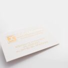 Επαγγελματική κάρτα (business card) σε βαμβακόχαρτο 1000γραμ. με βαθυτυπία και χρυσοτυπία