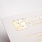 Λεπτομέρεια Επαγγελματικής κάρτας (business card) σε βαμβακόχαρτο 1000γραμ. με βαθυτυπία και χρυσοτυπία