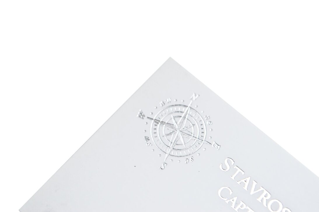 Λεπτομέρεια εκτύπωσης ασημοτυπίας σε Επαγγελματική κάρτα (business card) σε χαρτί γυαλιστερό λευκό (χαρτί Velvet)