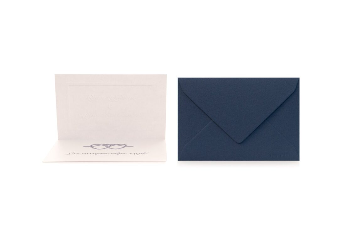 Σετ φακέλος διάστασης 7,5x11 σε ναυτικό μπλε (navy blue) και Οικογενειακή κάρτα (family card) δίπτυχη διάστασης 7x10,5 με γκοφρέ πλαίσιο σε χαρτί μεταλλιζέ λευκό 250gram και ονόματα με εκτύπωση γκοφρέ στην εξωτερική πλευρά και εκτύπωση μελάνι γκρι στην εσωτερική πλευρά