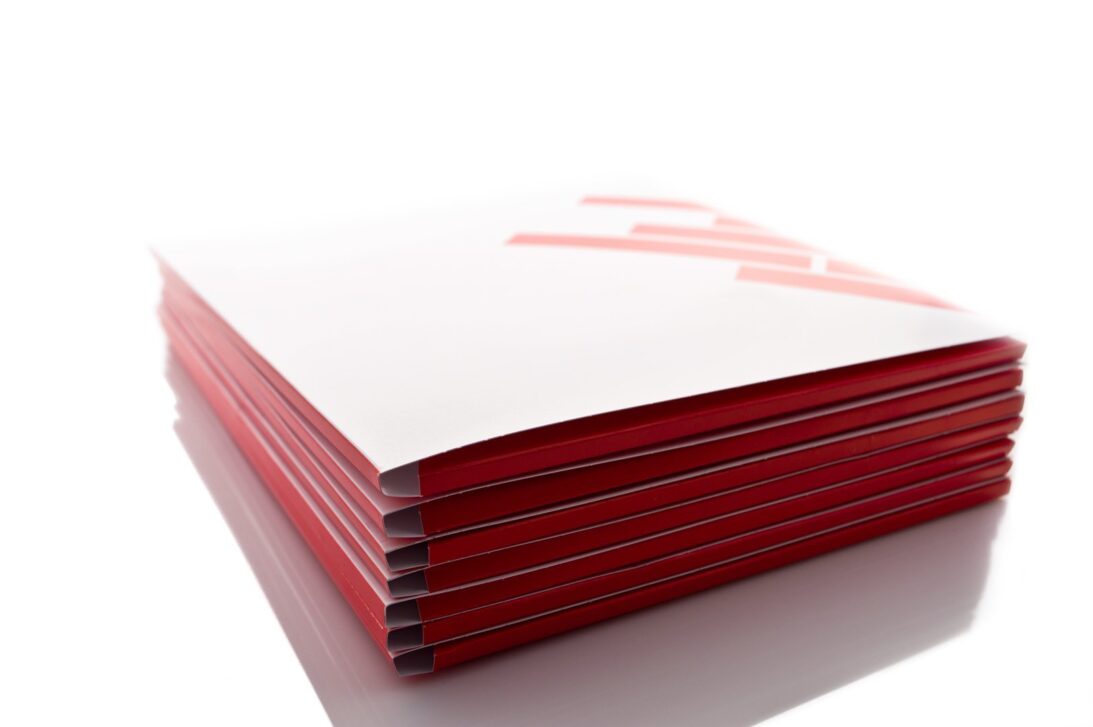 Folder A4 με εκτύπωση μελάνι κόκκινο και ράχη_Λεπτομέρεια από την πλαϊνή πλευρά