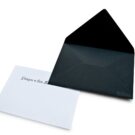 Σετ φακέλος διάστασης 11,5x16,5 εκατ. σε χαρτί μαύρο και Οικογενειακή κάρτα (family card) διάστασης 11x16 εκατ. σε χαρτί γραμμωτό λευκό 280gram και μαύρη ανάγλυφη εκτύπωση ονομάτων